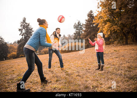 Happy Family playing in park Banque D'Images