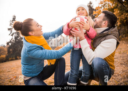 Happy Family playing in park Banque D'Images