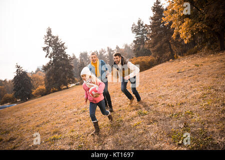 Happy Family playing in park Banque D'Images