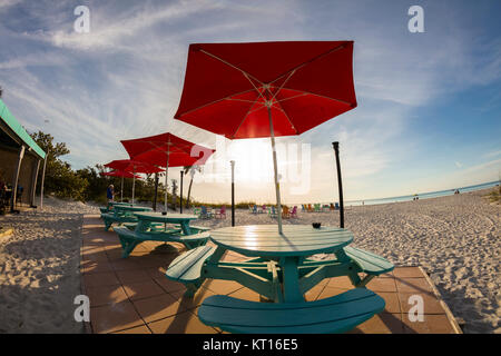 Tables de pique-nique et des chaises sur la plage par une journée ensoleillée au South Beach Bar & Grill sur Gasparilla Island Florida Banque D'Images