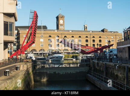 L'entrée de la Tamise sur St Katharine Dock avec pont d'accès rouge sur Tower Hamlets Londres Angleterre Royaume-Uni UK Banque D'Images