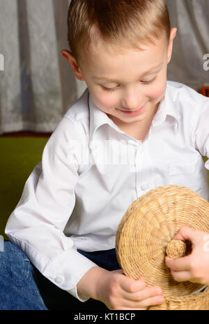 Enfant regarde dans une boîte Banque D'Images