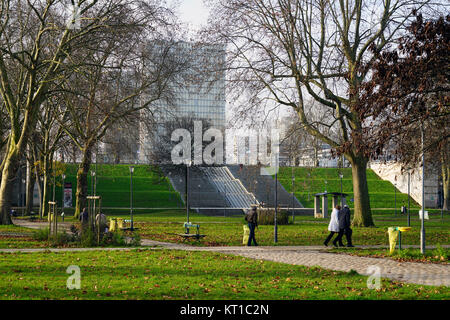 Vue sur le Parc de Bercy, un jardin public situé dans le quartier de Bercy sur la rive droite à Paris, France. Banque D'Images