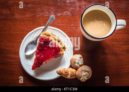 Un délicieux morceau de gâteau au fromage avec du café et du pain Banque D'Images