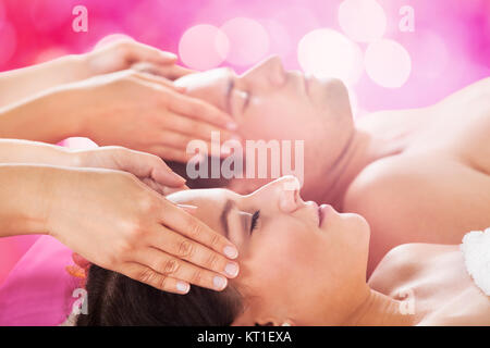 Couple recevant Head massage au Spa Banque D'Images