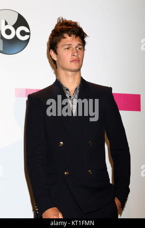 American Music Awards 2017 Salle de presse chez Microsoft Theatre le 19 novembre 2017 à Los Angeles, CA comprend : Ansel Elgort Où : Los Angeles, California, United States Quand : 19 novembre 2017 Crédit : Nicky Nelson/WENN.com Banque D'Images