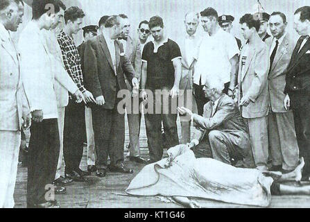 Cette photographie représente les tueurs de sensations fortes de Brooklyn avec le corps de Willard Mellard, victimes d'un crime notoire à New York. Le crime a attiré l'attention dans les années 1930 Banque D'Images