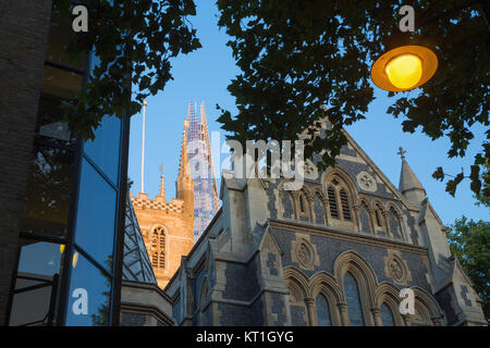 Londres - Le haut de shard tower et la tour de la cathédrale de Southwark en lumière du soir. Banque D'Images