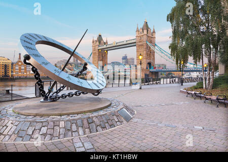 Paris, France - 14 septembre 2017 : La tour promise et horloge du soleil au bord de la rivière dans la lumière du matin. Banque D'Images