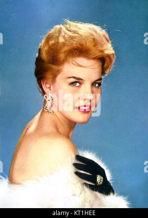 Cette photographie en couleur de 1961 capture l'actrice Carroll Baker, qui était une figure importante à Hollywood dans les années 1950 et 1960 Connue pour ses rôles dans les films dramatiques, elle est une figure clé de l'époque. Banque D'Images