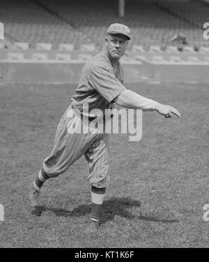 Claude Hendrix (1889-1944) est un lanceur de baseball professionnel américain qui a joué en Ligue majeure de baseball pour des équipes comme les Pirates de Pittsburgh et les Cubs de Chicago. Il est connu pour son lancement efficace et ses contributions au baseball du début du XXe siècle. Banque D'Images