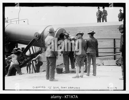 Cette photographie de juin 1908 montre un canon de 12 pouces en cours de nettoyage à Fort Hamilton, une installation militaire historique à Brooklyn, New York. Le fort était actif à la fin du XIXe siècle et au début du XXe siècle, servant de fortification de défense côtière. L'image donne un aperçu de l'entretien de l'artillerie militaire au cours de la période. Banque D'Images