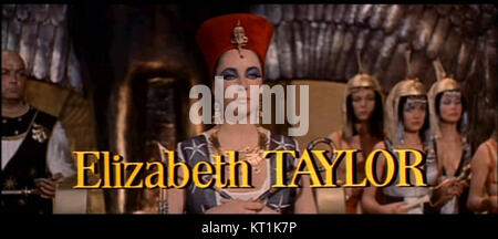 Cette capture d'écran de bande-annonce de film de 1963 capture une scène clé du film 'Cléopâtre'. Le film, mettant en vedette Elizabeth Taylor, dépeint la vie de la reine égyptienne emblématique et est devenu l'un des films historiques les plus célèbres de son époque. Banque D'Images