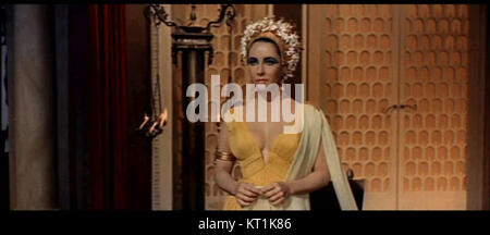 Cette image est une capture d'écran du film de 1963 'Cléopâtre', montrant une scène du film historique épique mettant en vedette Elizabeth Taylor et Richard Burton. Banque D'Images