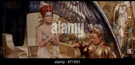 Cette capture d'écran du film de 1963 *Cléopâtre* présente une image promotionnelle du film, mettant en valeur son design de production somptueux et ses thèmes historiques. Banque D'Images