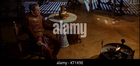 Une capture d'écran du film de 1963 'Cleopatra', mettant en vedette Elizabeth Taylor dans le rôle-titre. L'image capture une scène du film, mettant en évidence la conception de la production du film et les détails du costume. Banque D'Images