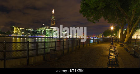 Londres - le panorama de Thames Riverside et de l'écharde, promenade au crépuscule. Banque D'Images