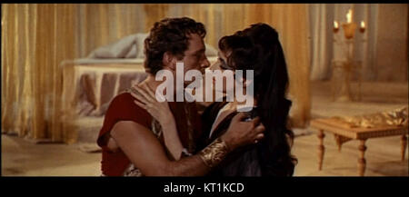 Une capture d'écran de bande-annonce de 1963 du film Cléopâtre, présentant une scène historique ou une promotion du film mettant en vedette des personnages et des décors clés. Banque D'Images