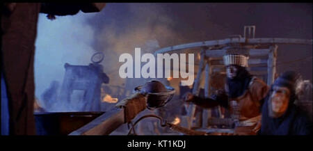 La bande-annonce de Cléopâtre de 1963 présente des scènes du film historique épique mettant en vedette Elizabeth Taylor dans le rôle de Cléopâtre. Réalisé par Joseph L. Mankiewicz, le trailer présente les costumes extravagants, les décors et les performances dramatiques, dépeignant la légendaire reine égyptienne et ses relations tumultueuses avec Jules César et Marc Antoine. Banque D'Images