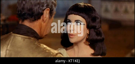 Une capture d'écran du film de 1963 *Cléopâtre*, présentant la bande-annonce emblématique qui a capturé la grandeur visuelle du film. Ce drame historique épique a été réalisé par Joseph L. Mankiewicz et a joué Elizabeth Taylor dans le rôle de Cléopâtre. Banque D'Images