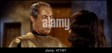 Cette capture d'écran du film de 1963 'Cléopâtre' capture une scène dramatique de l'épopée historique. Réalisé par Joseph L. Mankiewicz, le film met en valeur la grandeur de l'Égypte ancienne et la vie de Cléopâtre. Banque D'Images