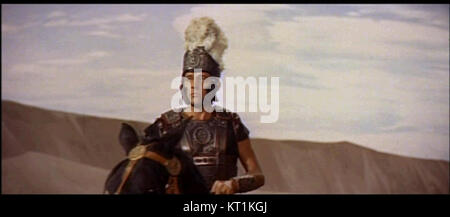 La capture d'écran de la bande-annonce de 1963 capture une scène du film *Cléopâtre*, mettant en valeur la grandeur et le style cinématographique du drame historique épique. Le film, mettant en vedette Elizabeth Taylor, est connu pour son design somptueux et ses costumes. Banque D'Images