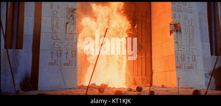 Cette capture d'écran du film Cleopatra de 1963 capture un moment clé du film. Le film, connu pour sa grande envergure, met en vedette Elizabeth Taylor et Richard Burton et est devenu un jalon cinématographique. Banque D'Images