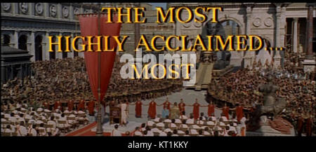 Capture d'écran de la bande-annonce 1963 du film *Cléopâtre*, mettant en vedette des scènes de l'épopée classique mettant en vedette Elizabeth Taylor. La bande-annonce donne un aperçu des décors somptueux, des costumes et de la grande échelle du film. Banque D'Images