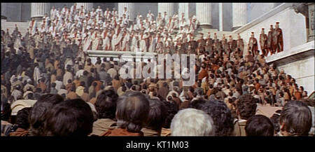 La bande-annonce de 1963 du film Cléopâtre présente des scènes mettant en valeur le drame historique épique. Le film, mettant en vedette Elizabeth Taylor, se déroule dans l'Égypte ancienne et est connu pour sa production somptueuse et son portrait historique. Banque D'Images