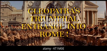 Cette image est une capture d'écran du film de 1963 *Cléopâtre*, montrant une scène dramatique de la bande-annonce. Le film met en vedette Elizabeth Taylor et Richard Burton. Banque D'Images