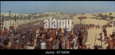 Capture d'écran de la bande-annonce de 1963 de « Cléopâtre », présentant une scène dramatique du film épique mettant en vedette Elizabeth Taylor. Banque D'Images