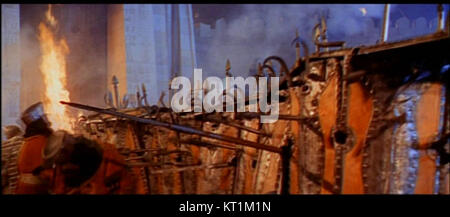 Une capture d'écran du film de 1963 'Cléopâtre', montrant peut-être une scène de bande-annonce. Ce film, mettant en vedette Elizabeth Taylor, est connu pour son portrait historique du règne de Cléopâtre dans l'Égypte ancienne. Banque D'Images