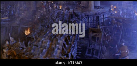 Capture d'écran de la bande-annonce 1963 du film Cléopâtre, mettant en scène une scène emblématique qui met en valeur la grandeur du film et la représentation de personnages historiques en costume. Banque D'Images