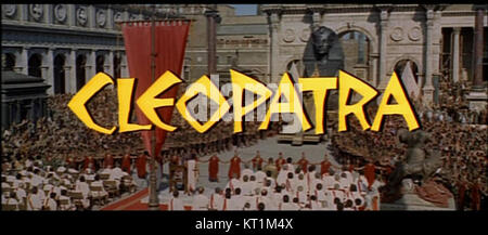 Capture d'écran du film « Cléopâtre » de 1963, présentant un instant de la bande-annonce du film. Le film, mettant en vedette Elizabeth Taylor, est un portrait épique de la vie de Cléopâtre, reine d'Égypte. Banque D'Images