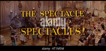 Une capture d'écran du film de 1963 'Cléopâtre', montrant une scène dramatique de l'épopée historique mettant en vedette Elizabeth Taylor. Banque D'Images