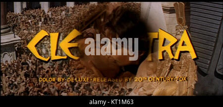 Capture d'écran du film de 1963 « Cléopâtre », capturant un moment dramatique du film. L'image met en évidence la grandeur et les thèmes historiques du film, avec Elizabeth Taylor. Banque D'Images