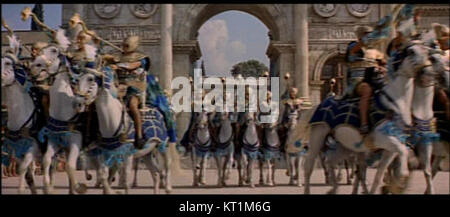 Cette image est une capture d'écran du film de 1963 'Cléopâtre', montrant une scène du film. Le film est connu pour sa grande échelle, son cadre historique, et le portrait de la célèbre reine égyptienne. Banque D'Images