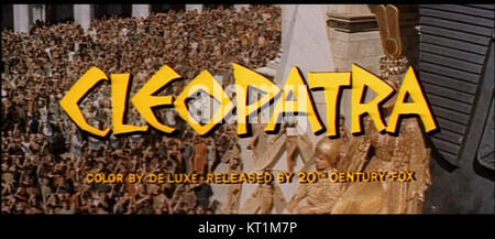 Capture d'écran de la bande-annonce de 1963 de Cléopâtre, l'un des films les plus emblématiques du XXe siècle. L'image met en valeur le grand décor, mettant en vedette Elizabeth Taylor dans le rôle de Cléopâtre, mettant en évidence la production opulente du film. Banque D'Images