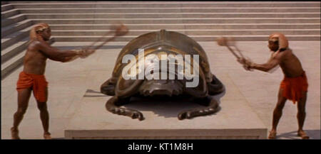 La bande-annonce 1963 du film Cléopâtre offre un aperçu de la production somptueuse du film épique, mettant en valeur sa grandeur et son cadre historique. Cette capture d'écran capture l'essence de sa représentation dramatique de l'Egypte ancienne. Banque D'Images