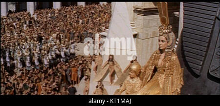 Une capture d'écran du film de 1963 *Cléopâtre*, mettant en vedette un moment ou une scène emblématique du film. Le film, mettant en vedette Elizabeth Taylor, est connu pour sa production somptueuse et son portrait historique de la reine égyptienne. Banque D'Images