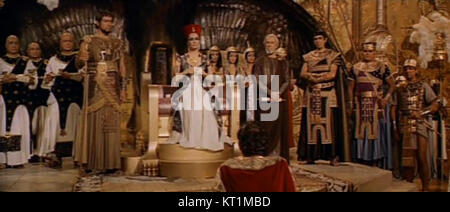 Cette capture d'écran du film de 1963 'Cléopâtre' présente une scène charnière du drame historique épique, mettant en valeur la grandeur et le drame de la production. Banque D'Images