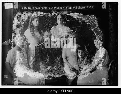 Cette image historique intitulée 'tsar et famille' capture un moment de la vie de la famille impériale russe, offrant un aperçu de la vie royale et de la dynamique de la monarchie russe à l'époque impériale. Banque D'Images