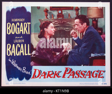 Dark passage est un film noir sorti en 1947 avec Humphrey Bogart et Lauren Bacall. La carte du hall présente des images clés du film, reflétant son récit suspicieux et criminel. Banque D'Images