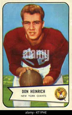 Une carte à collectionner Bowman vintage de 1954 mettant en vedette Don Heinrich, un ancien joueur de football américain connu pour son temps avec les Giants de New York et la NFL. La carte met en valeur son portrait et son affiliation à l’équipe. Banque D'Images