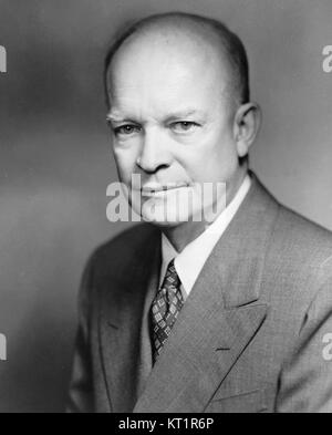 Ce portrait photo de Dwight David Eisenhower, réalisé par le photographe Bachrach en 1952, capture le 34e président des États-Unis de manière digne et autoritaire pendant son mandat présidentiel. Banque D'Images
