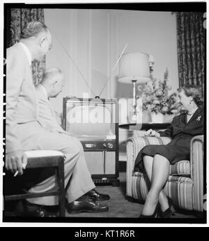 Mamie Eisenhower, Dwight et regarder la télévision pendant la Convention Nationale Républicaine, Chicago, Illinois Banque D'Images