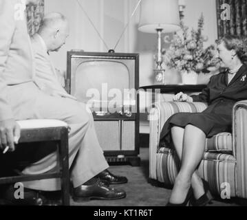 Mamie Eisenhower, Dwight et regarder la télévision pendant la Convention Nationale Républicaine, Chicago, Illinois (cropped1) Banque D'Images