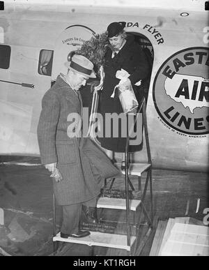 La photo d'Eddie Rickenbacker avec MRS W.W. Wilson capture le célèbre pilote américain et son compagnon, mettant en évidence les contributions de Rickenbackerâ à l'histoire de l'aviation pendant la première Guerre mondiale et sa carrière d'après-guerre. Banque D'Images