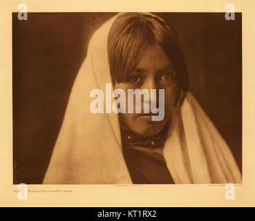 Une photographie de la collection Edward S. Curtis, représentant des peuples autochtones dans le cadre de sa vaste documentation sur les cultures amérindiennes au début du XXe siècle. Banque D'Images