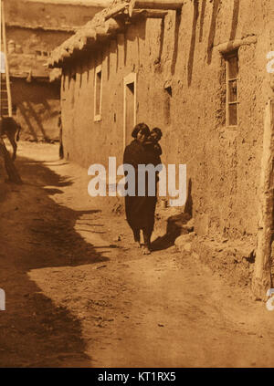 La collection d'Edward S. Curtis présente des portraits et des images des Amérindiens, capturant leur patrimoine culturel et leurs traditions. Ses œuvres sont importantes pour documenter la vie des communautés autochtones en Amérique du Nord. Banque D'Images